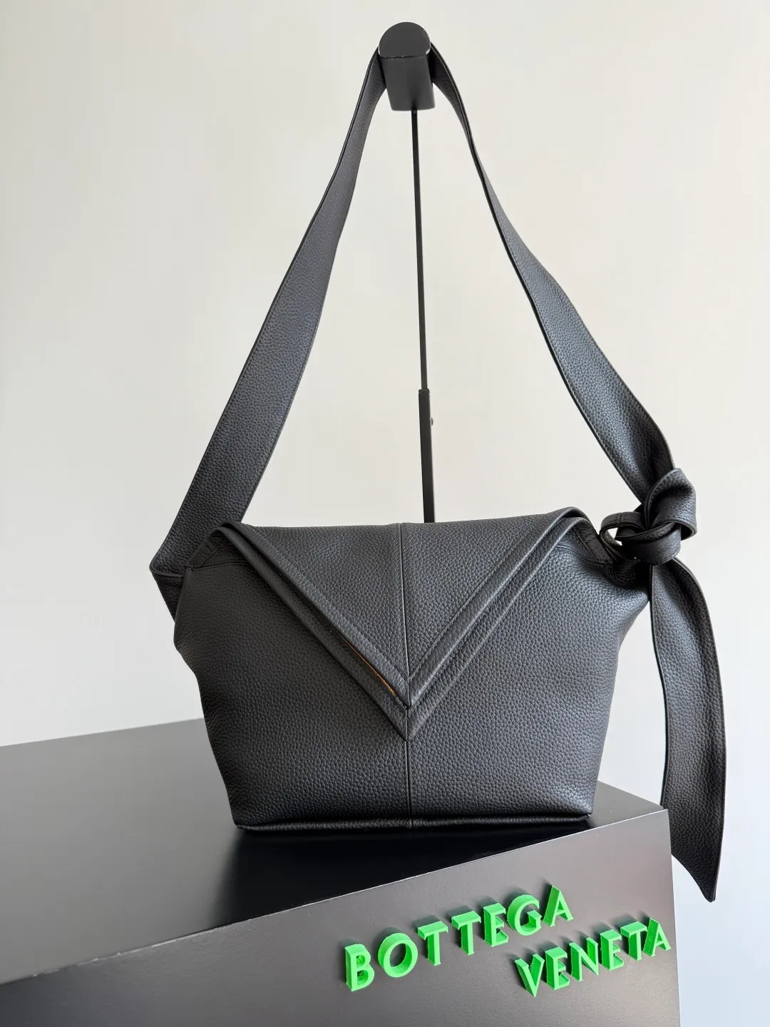 Batch 2220 Bottega Veneta small Sawyer leather model, but still light and soft, the straps can be knotted to adjust the length. Durable and large in capacity, it meets my extremely high standards for small carry-on bags. The texture of cowhide is really amazing, and it can be easily matched with both business and leisure. This bag is a Sawyer Bag that is interpreted with triangles and geometric circles👜. Its soft but indestructible appearance constitutes its fashionable beauty. You can freely adjust the length of the backpack😊No matter how complicated the world is, as long as there is a bag with you, everything will become better, and it is easy for boys and girls to control it! Style number: 815807 Size: 25*17*12cm